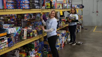 A photo of Albemarle employees volunteering to help out during the holidays.
