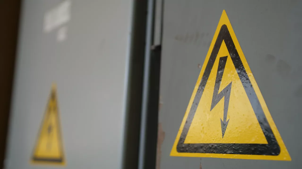Warning sign for working on a machine in an industrial plant.
