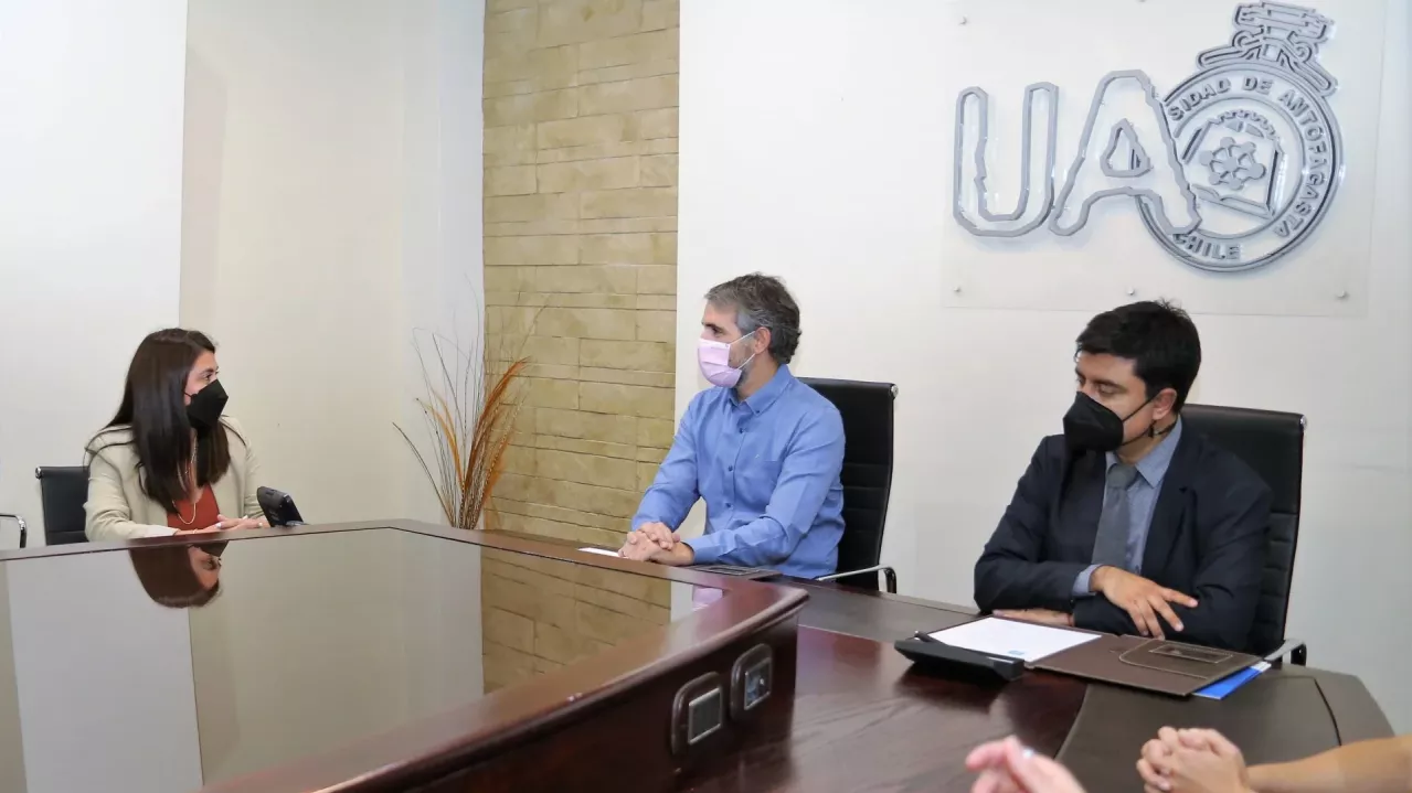Catherine Urbina, Director of Community Engagement and Extension of the UA, Ignacio Mehech, VP of External Affairs and Country Manager of Albemarle Chile, Carlos Cabezas, Rector UA.