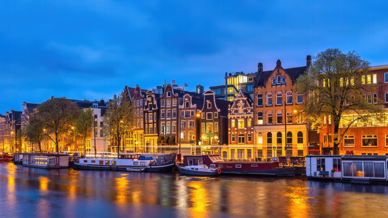 A photo of Amsterdam row houses on a canal